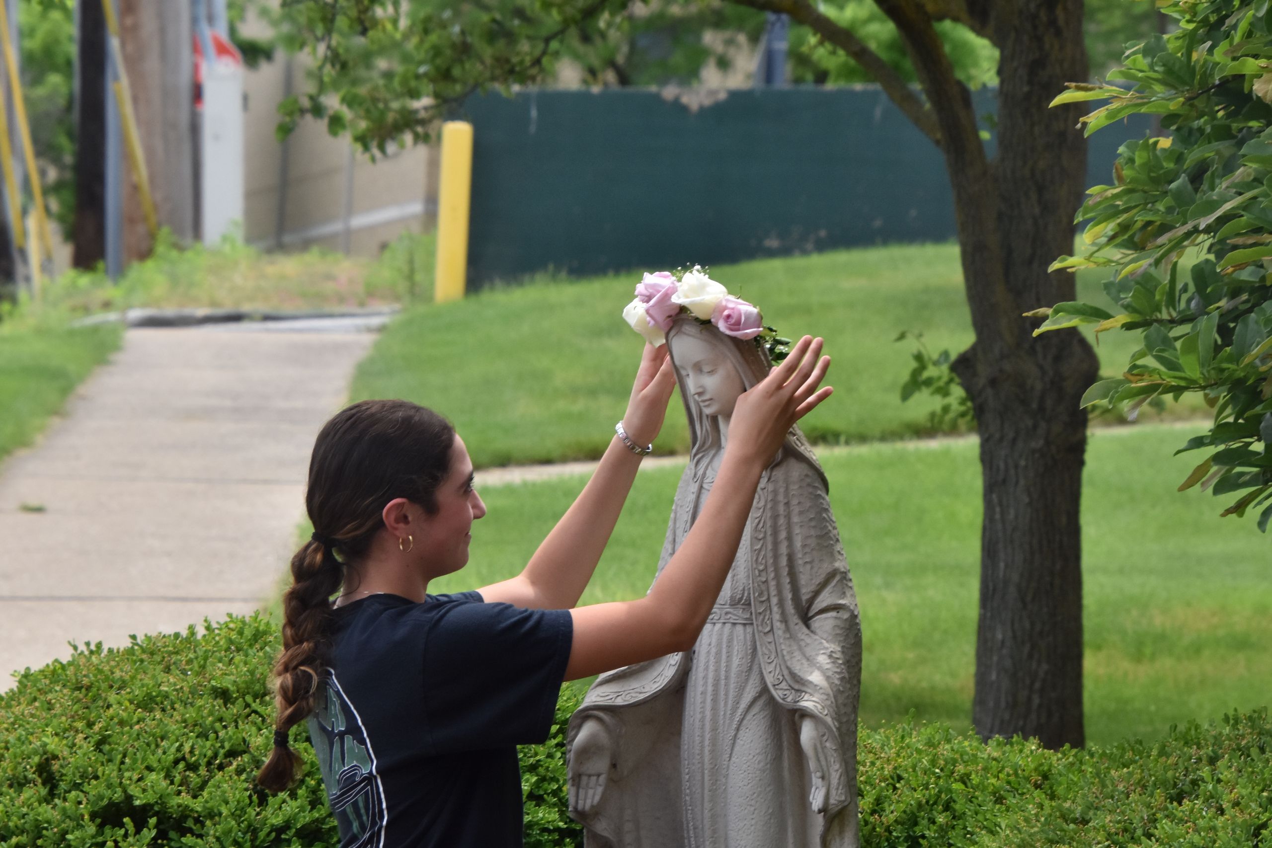 STVM student crowning Mary.